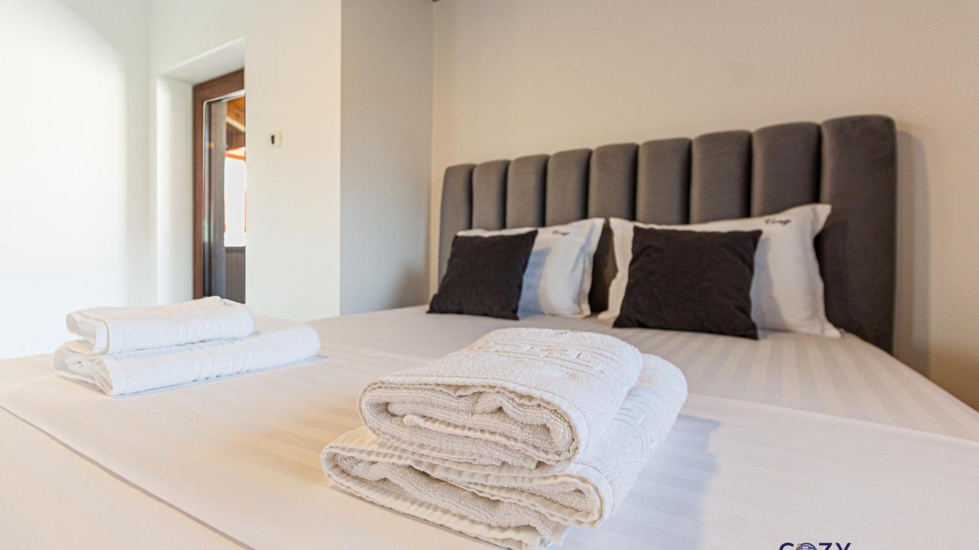 Cozy Brand New Boutique Aparthotel Braşov Extérieur photo